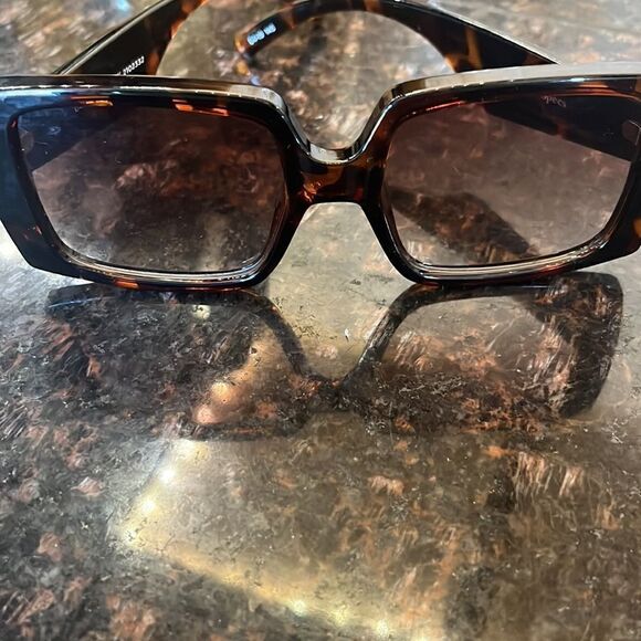 NWT Le Specs Glo Getter Tortoise Sunglasses main image 9